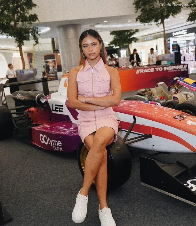 Bianca Bustamante photo 21 of 499