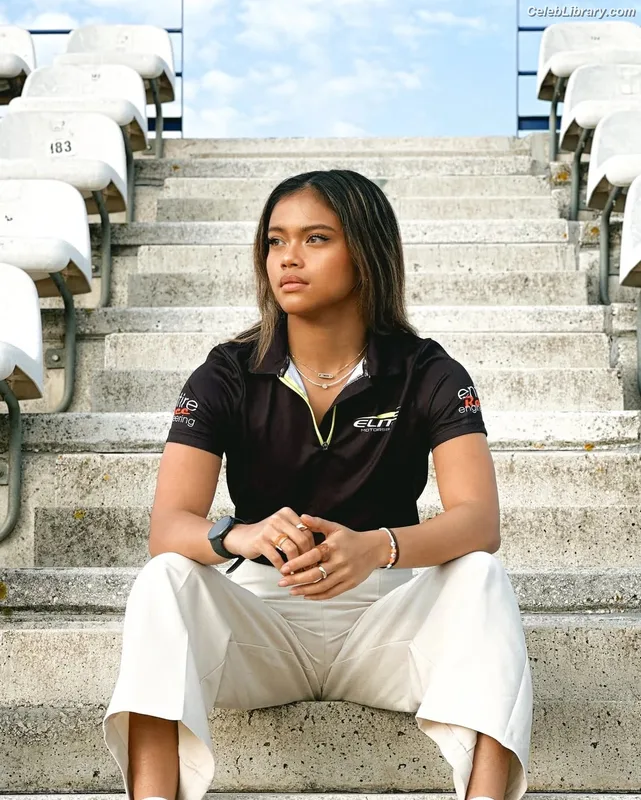 Bianca Bustamante photo 12 of 499