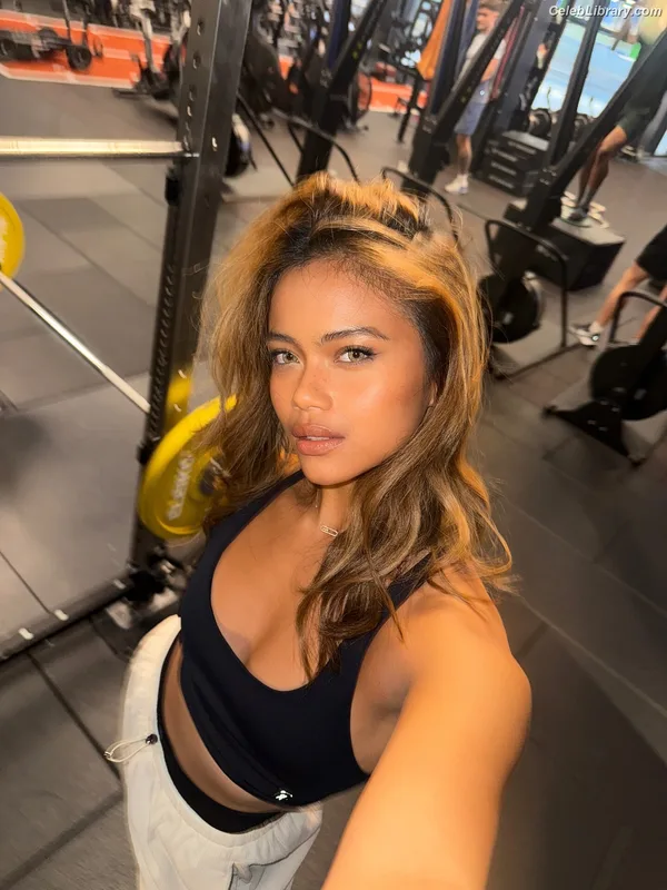 Bianca Bustamante photo 5 of 499