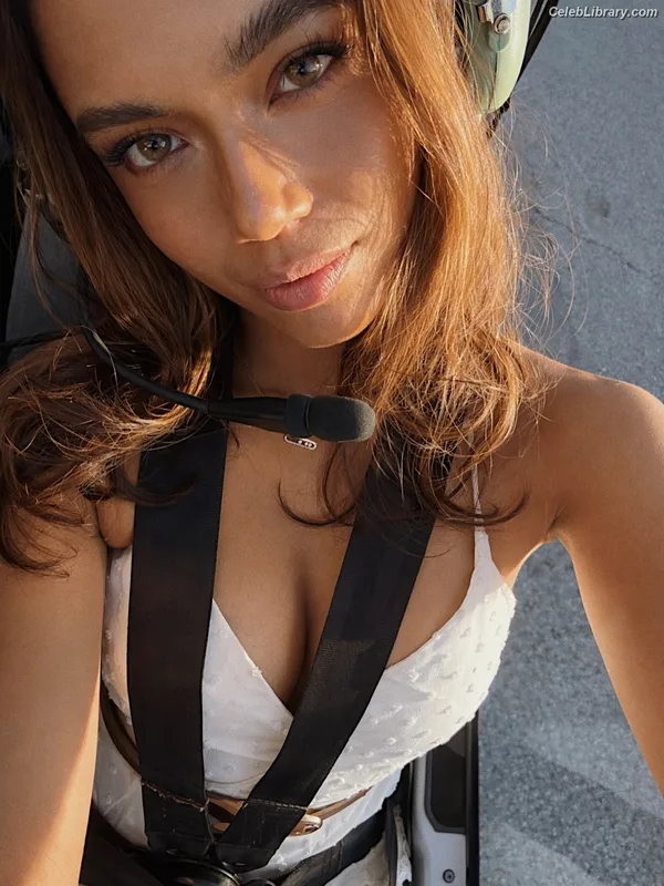 Bianca Bustamante photo 15 of 499