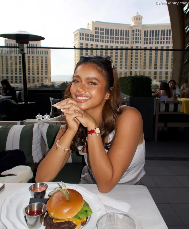 Bianca Bustamante photo 18 of 499