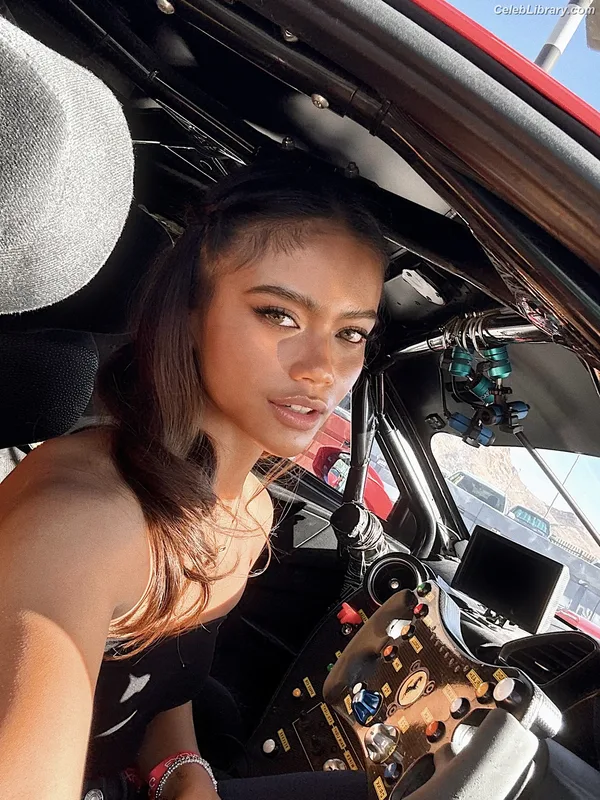 Bianca Bustamante photo 19 of 499