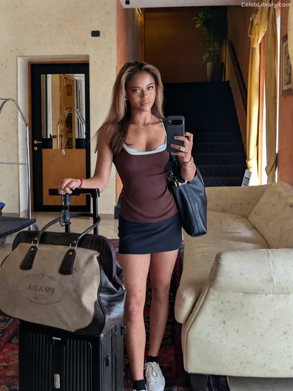 Bianca Bustamante photo 2 of 499