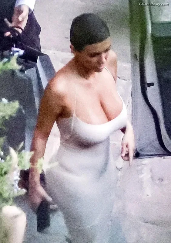 Bianca Censori photo 2 of 1410