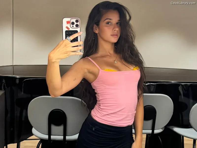 Bianca Costa photo 1 of 30