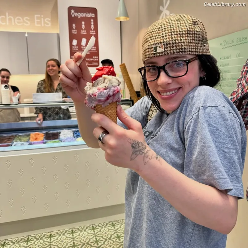 Billie Eilish photo 3 of 1846