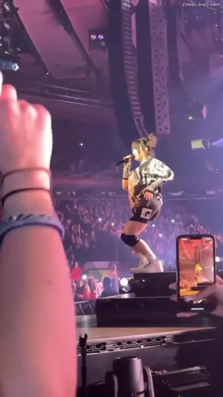 Billie Eilish photo 8 of 1846