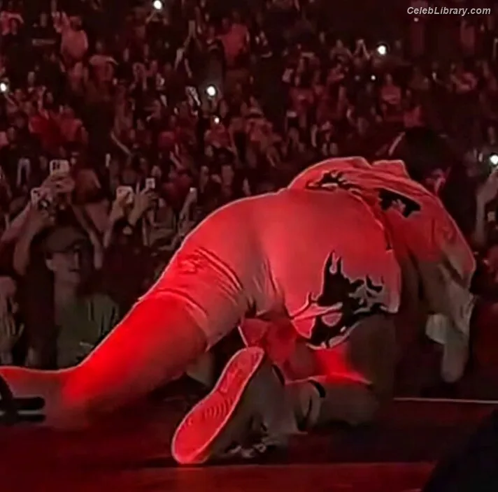Billie Eilish photo 18 of 1846