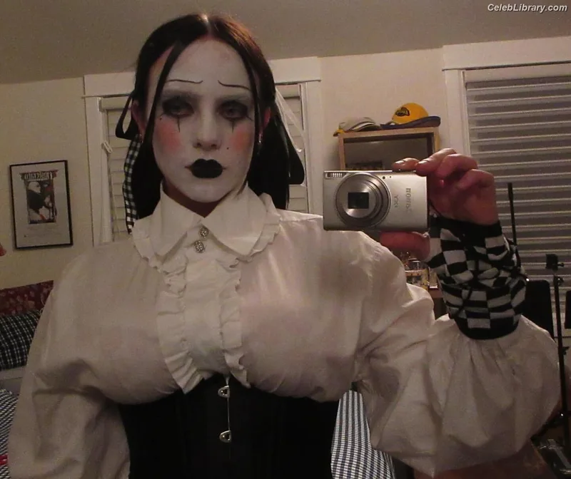 Billie Eilish photo 19 of 1846