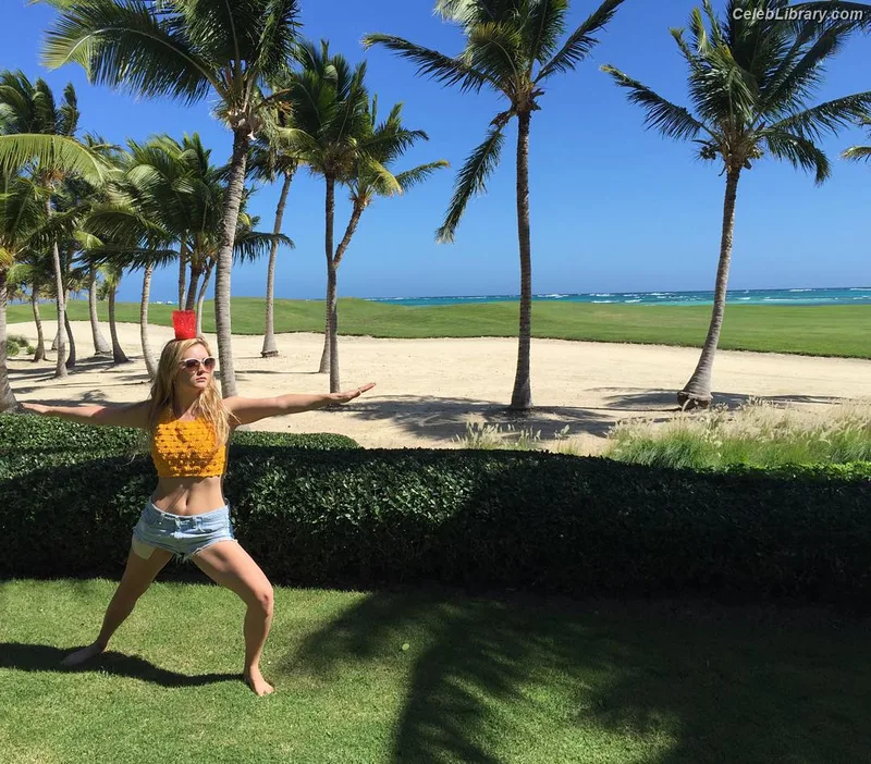 Billie Lourd photo 8 of 60