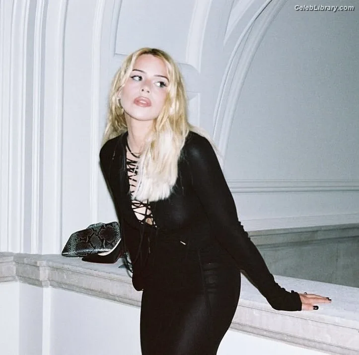 Billie Piper photo 15 of 621