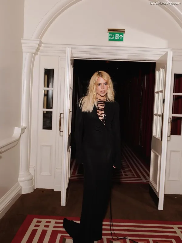 Billie Piper photo 19 of 621
