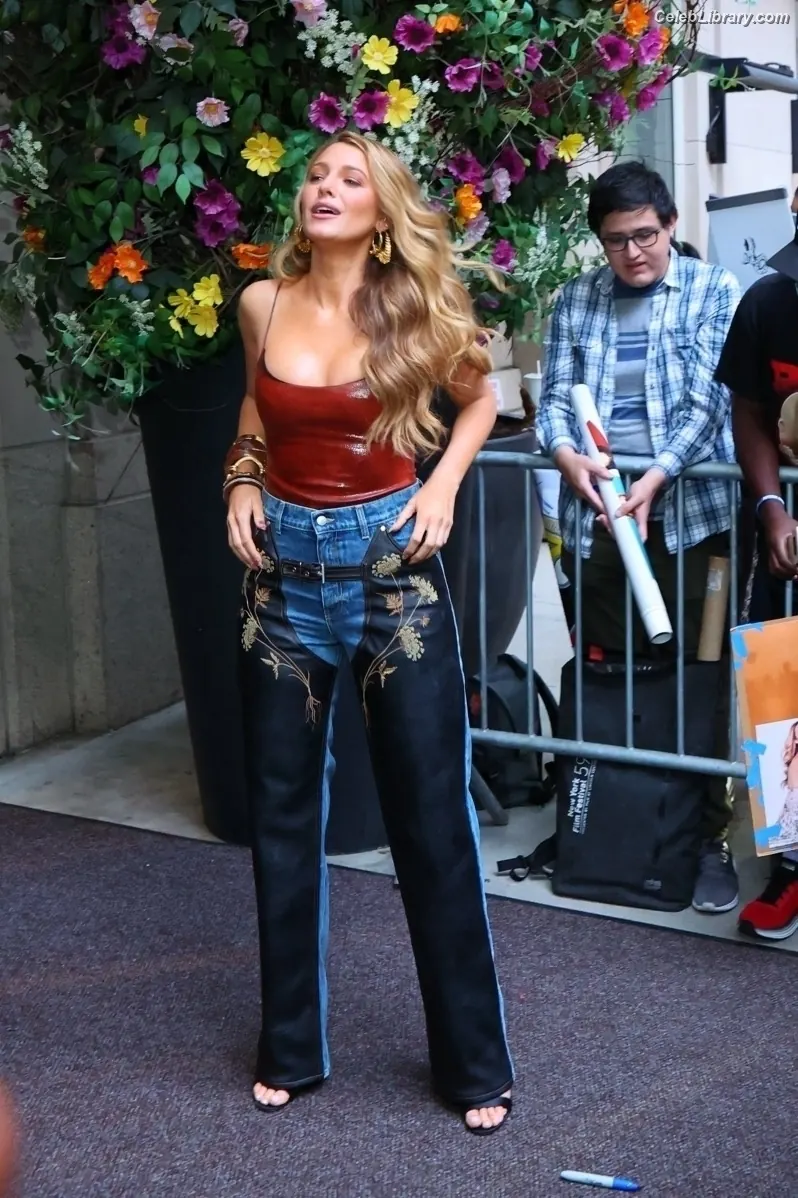 Blake Lively photo 15 of 960