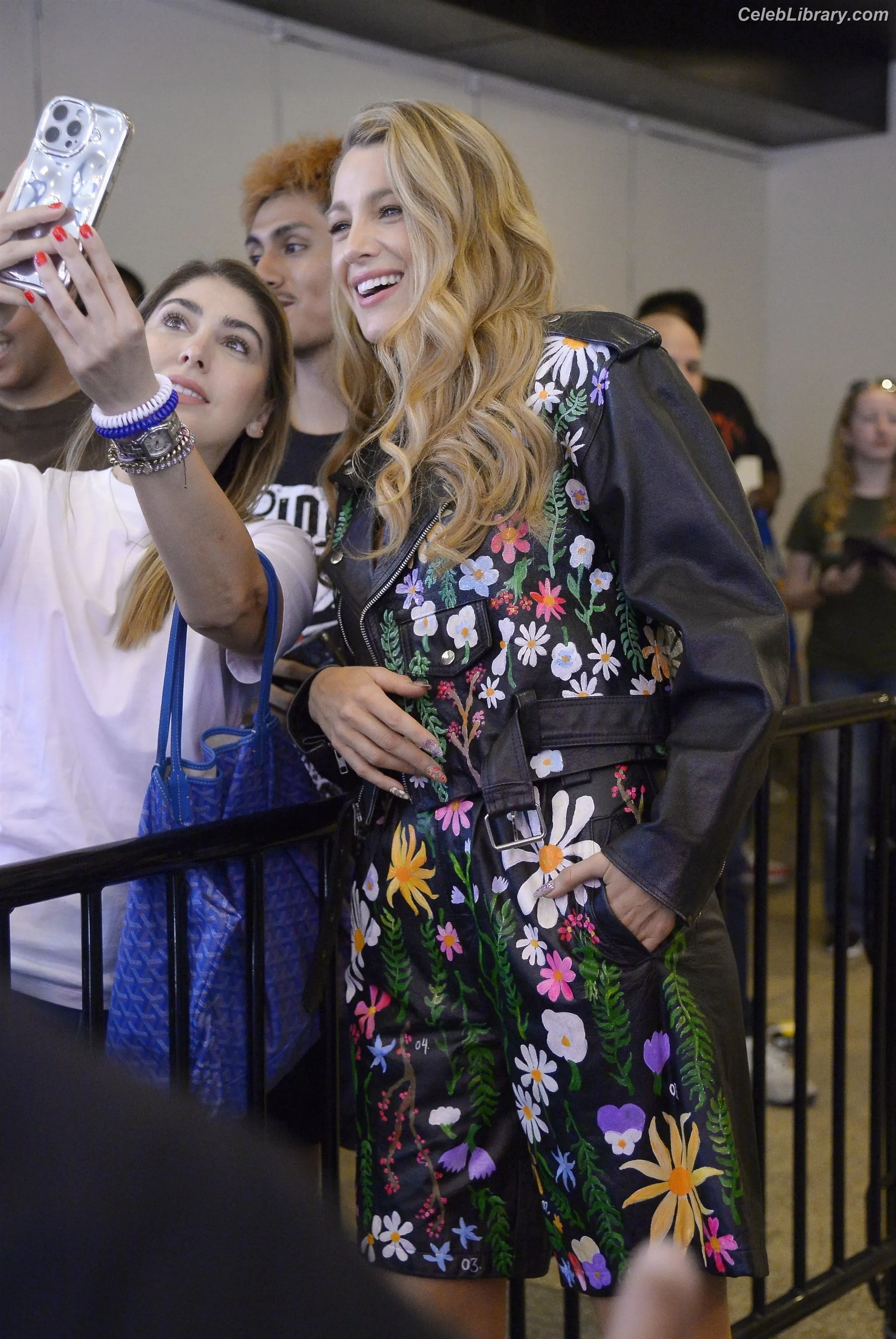 Blake Lively photo 4 of 960