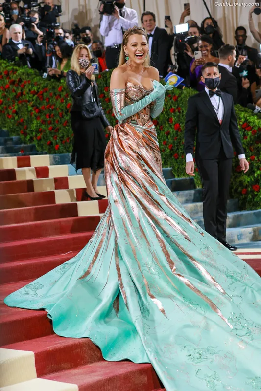 Blake Lively photo 4 of 964