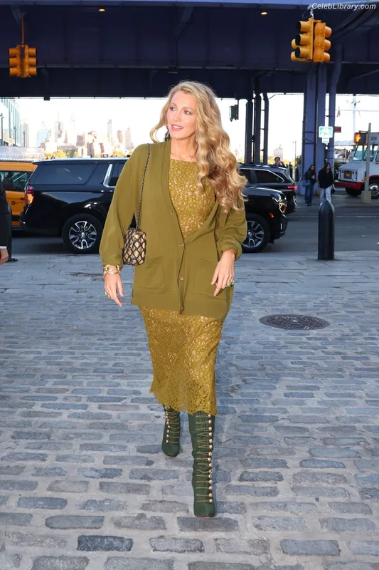 Blake Lively photo 3 of 964
