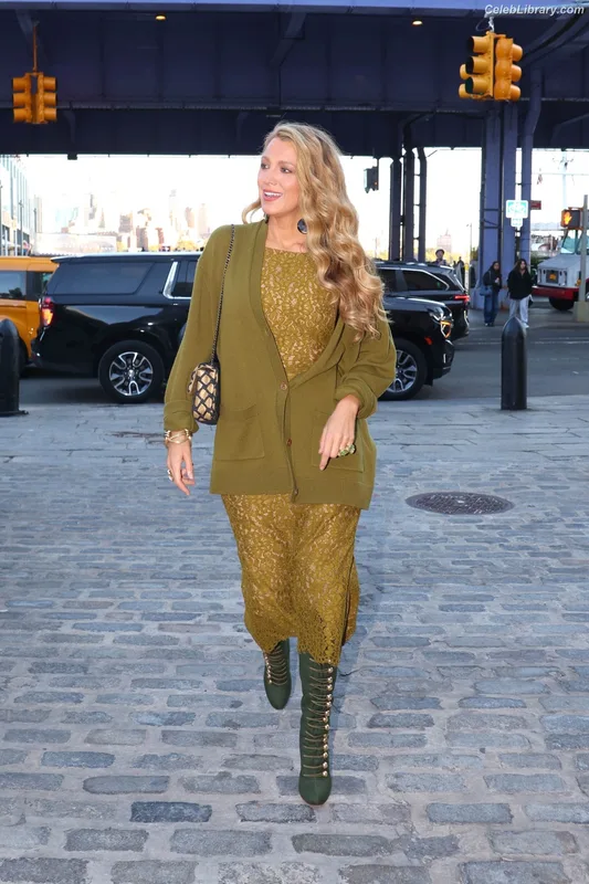 Blake Lively photo 4 of 964