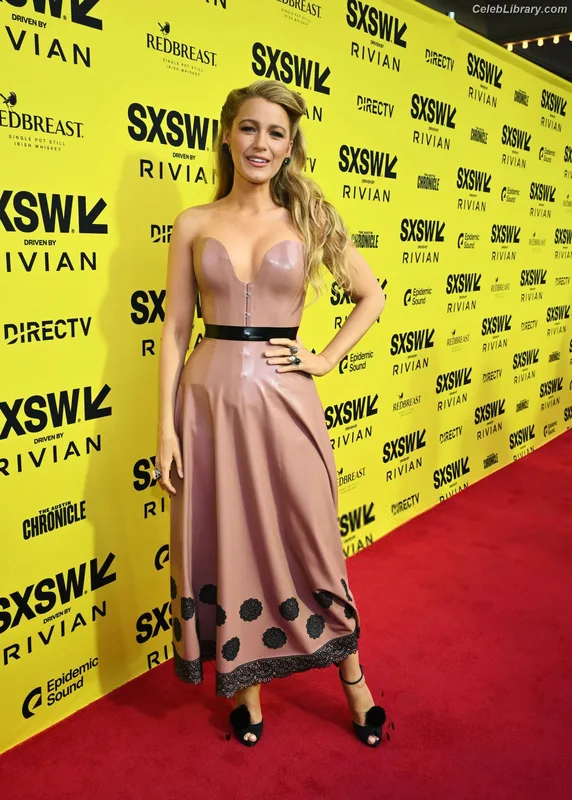 Blake Lively photo 3 of 964