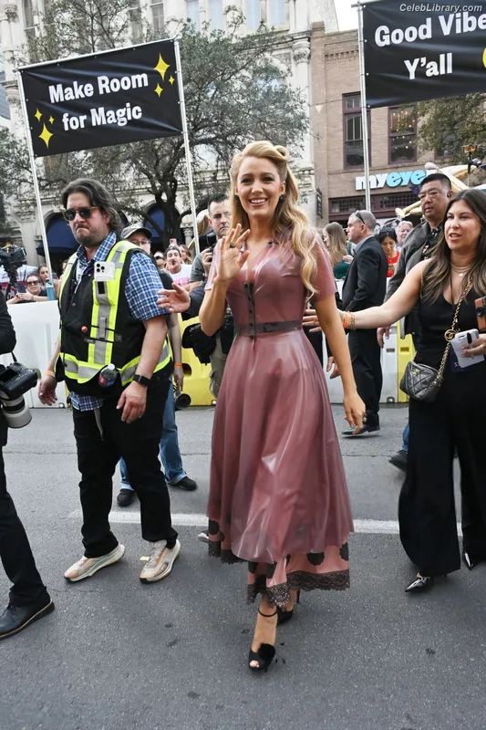 Blake Lively photo 10 of 964