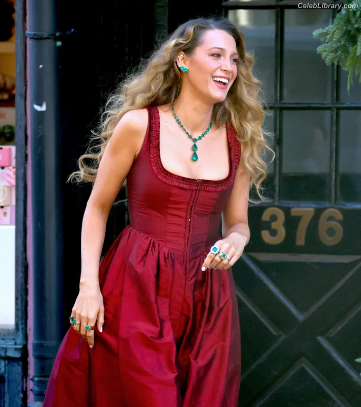 Blake Lively photo 4 of 964