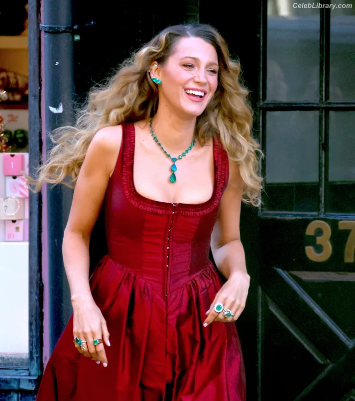 Blake Lively photo 10 of 964