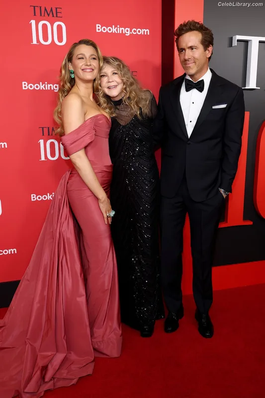Blake Lively photo 21 of 964