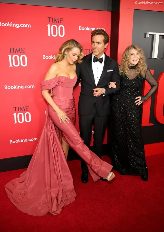 Blake Lively photo 2 of 964