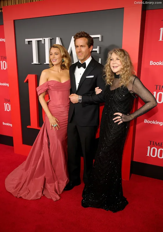 Blake Lively photo 3 of 964