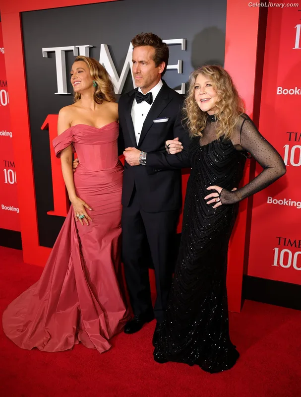 Blake Lively photo 4 of 964