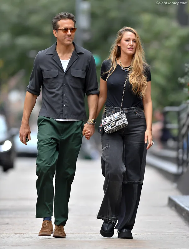 Blake Lively photo 3 of 964