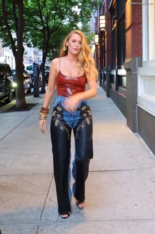 Blake Lively photo 10 of 964