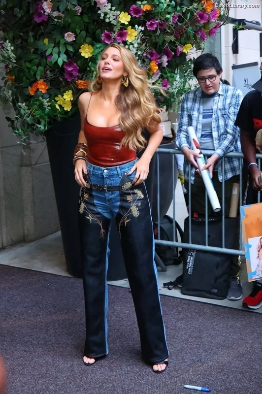 Blake Lively photo 15 of 964