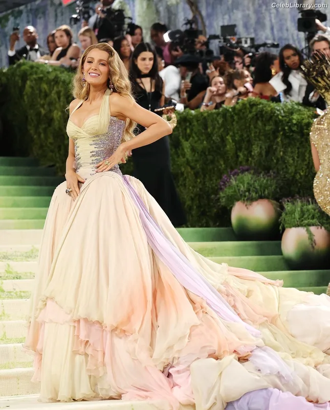 Blake Lively photo 1 of 964