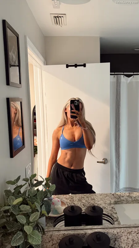 Blake Monroe photo 3 of 2387