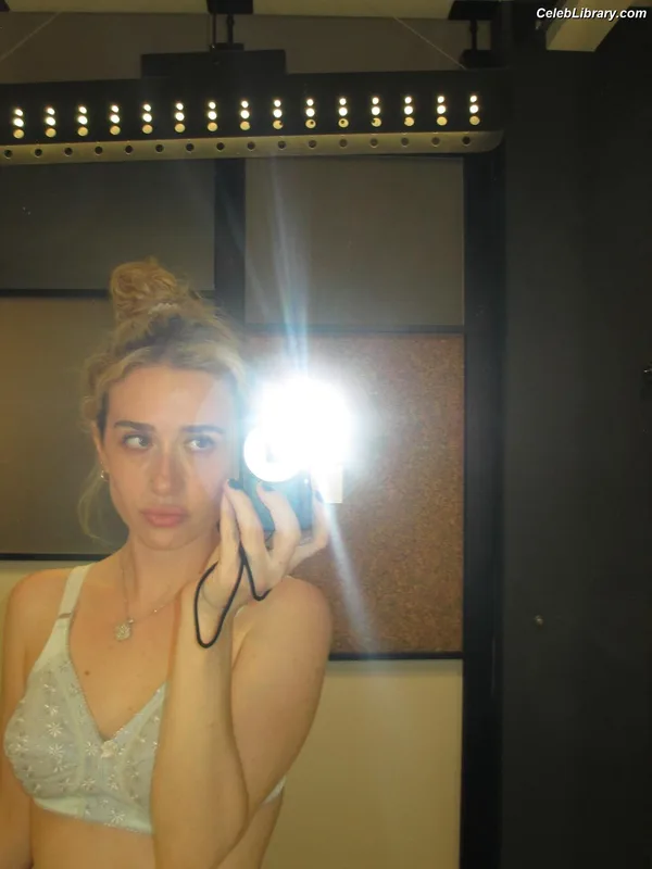 Blondshell photo 4 of 142