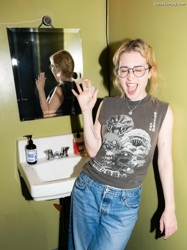 Blondshell photo 6 of 142