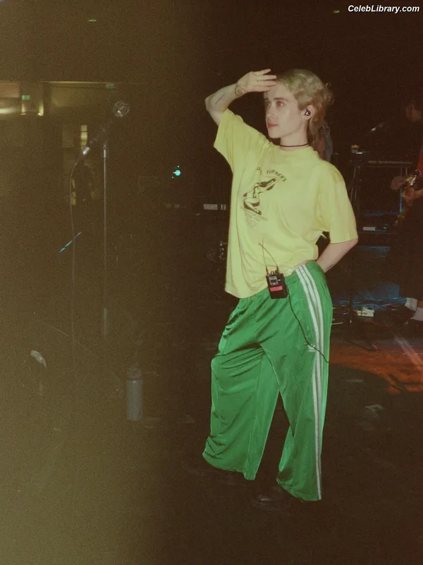 Blondshell photo 13 of 142