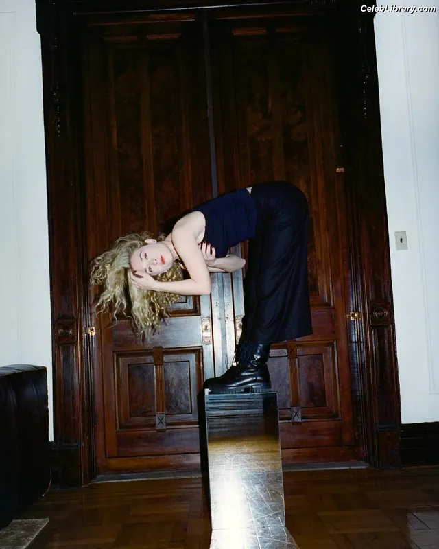 Blondshell photo 5 of 142