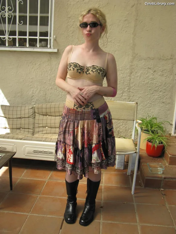 Blondshell photo 4 of 142