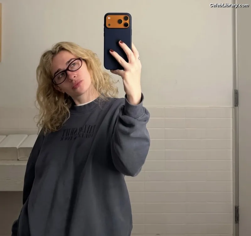 Blondshell photo 7 of 142