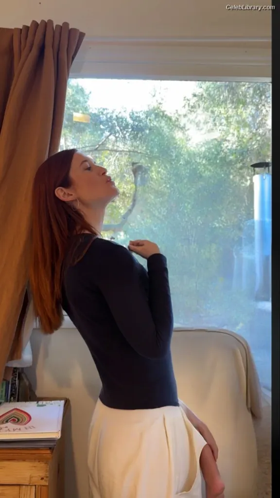 Bonnie Wright photo 16 of 422