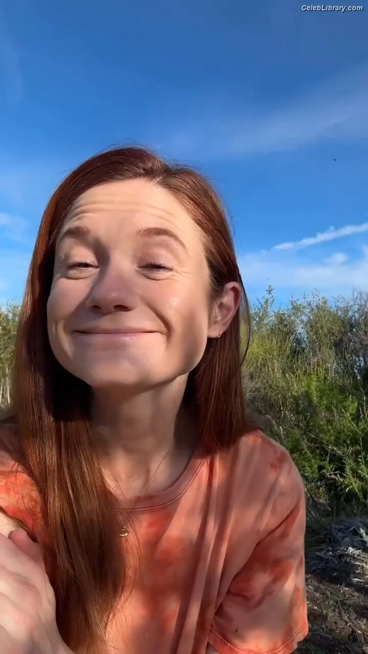 Bonnie Wright photo 10 of 422