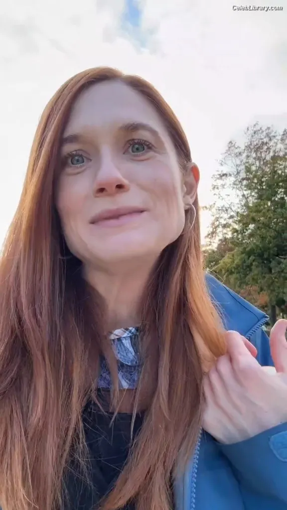 Bonnie Wright photo 15 of 422