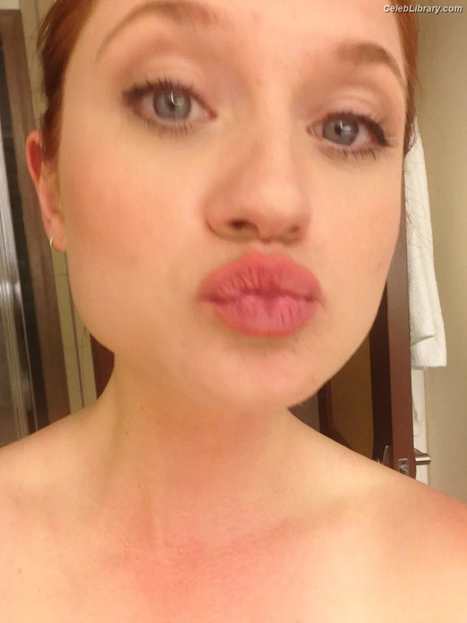 Bonnie Wright photo 18 of 422
