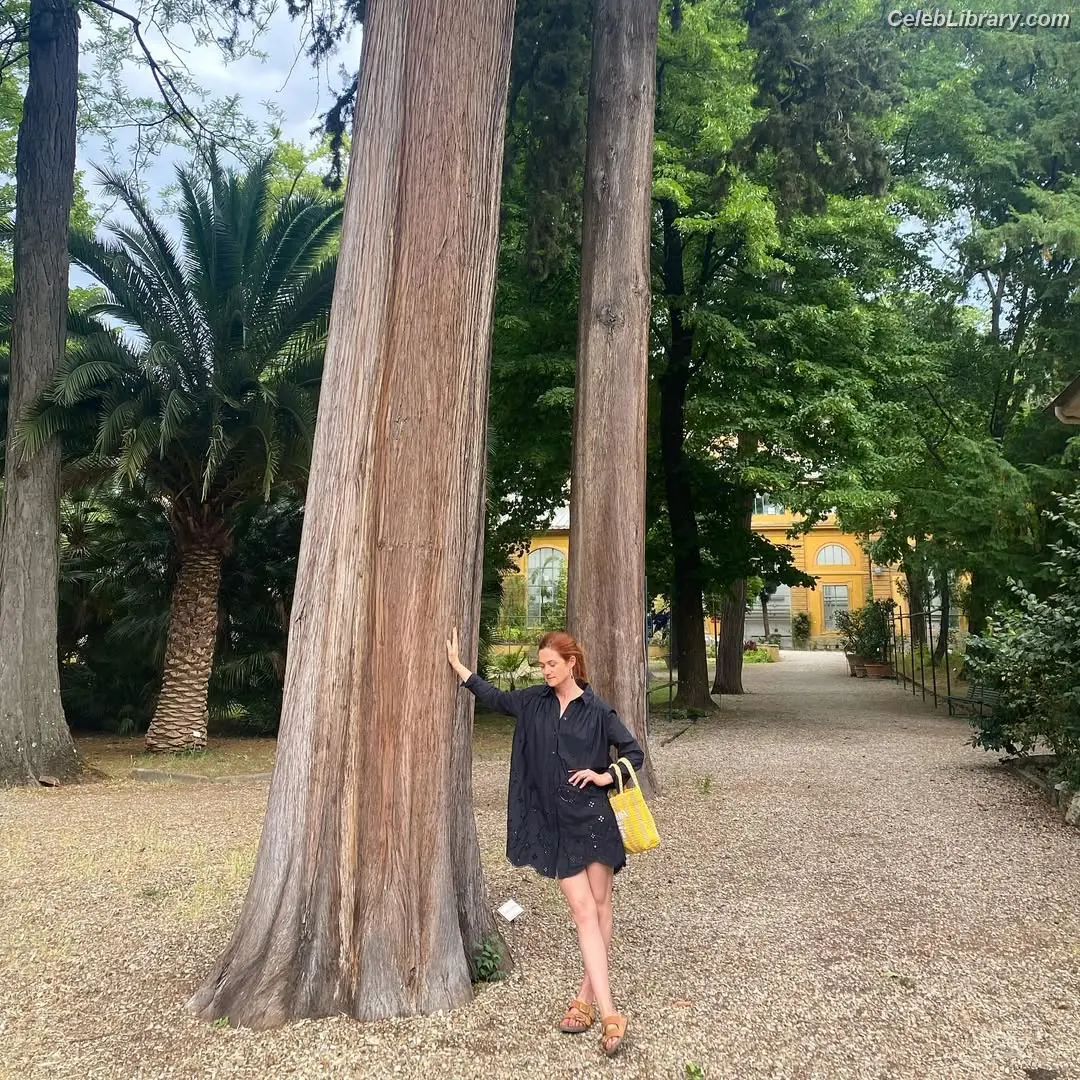 Bonnie Wright photo 20 of 422