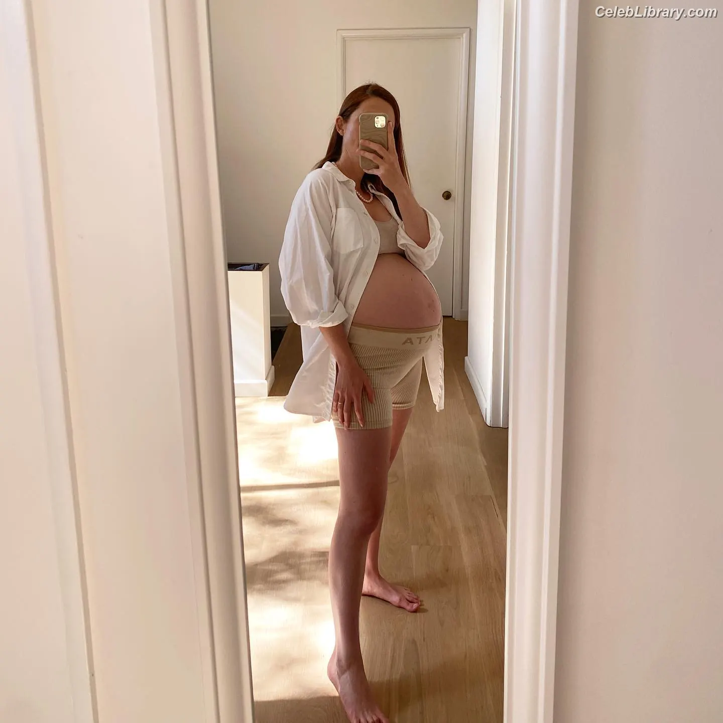 Bonnie Wright photo 2 of 422