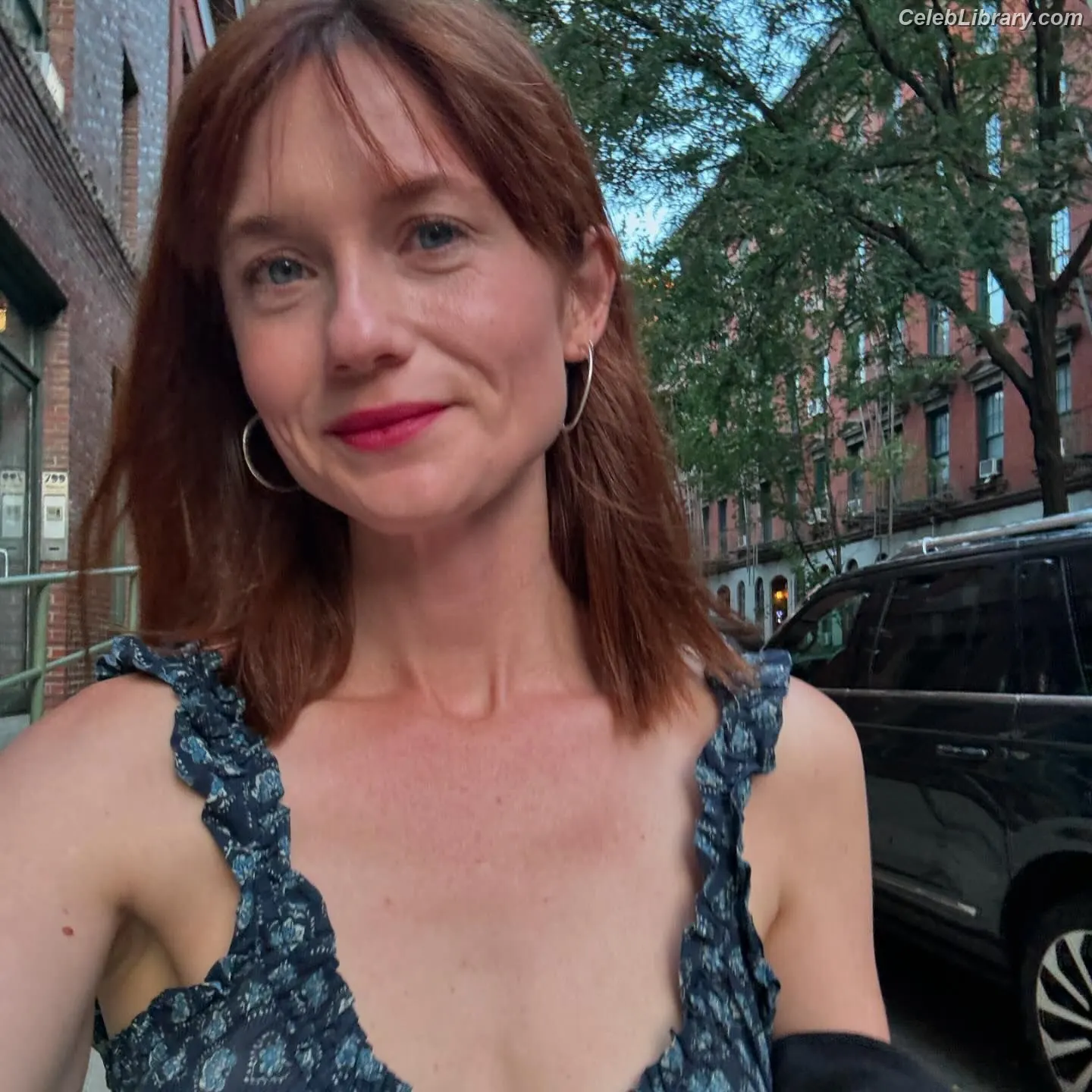 Bonnie Wright photo 17 of 422