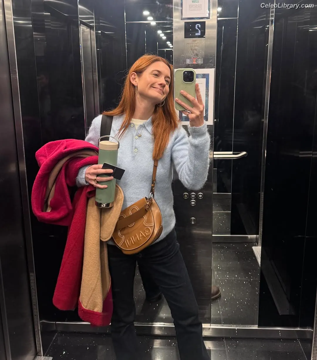 Bonnie Wright photo 7 of 422
