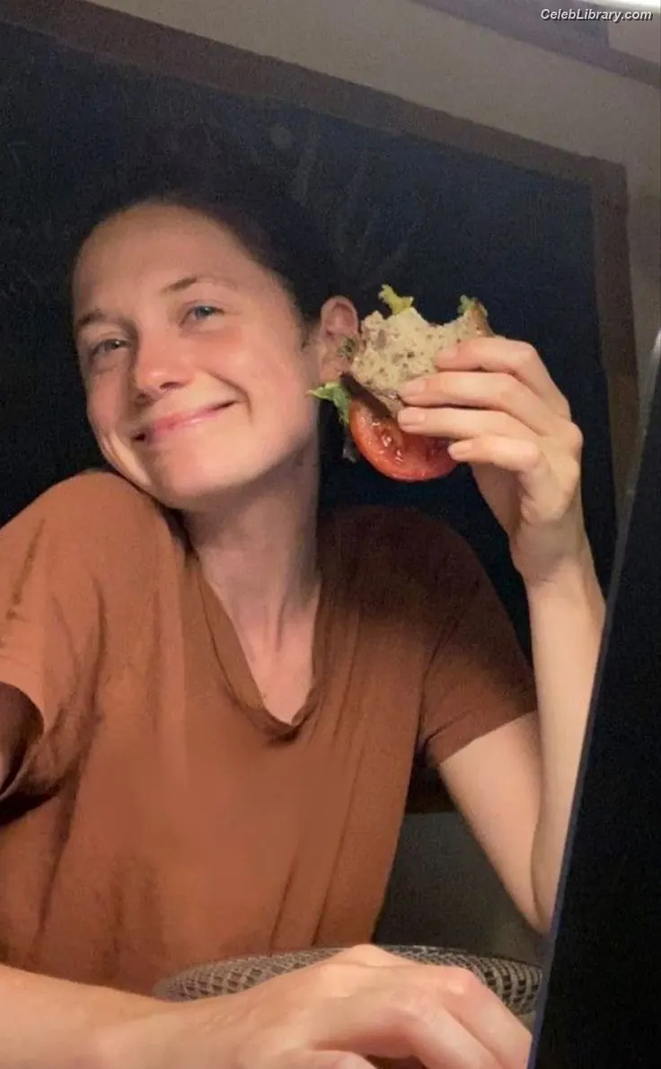 Bonnie Wright photo 21 of 422