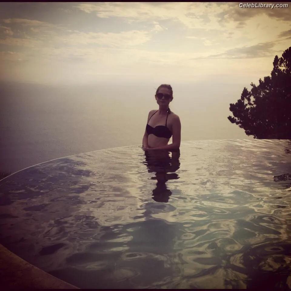 Bonnie Wright photo 6 of 422